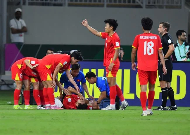 Tổng quan về sòng bạc trực tiếp với người chia bài đang chia bài